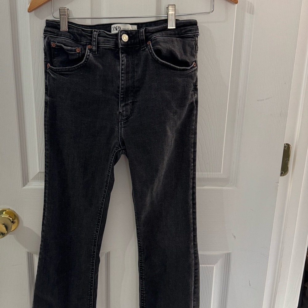 Zara High Waist Cropped Kick Flare Black Jeans Sz 8 Raw Hem 👖🖤 - Picture 2 of 8